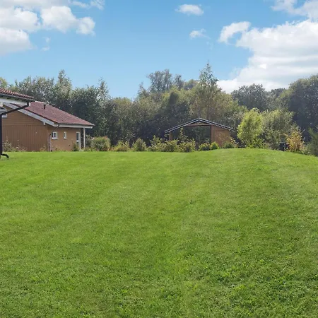 בית נופש Three-bedroom In Askeby