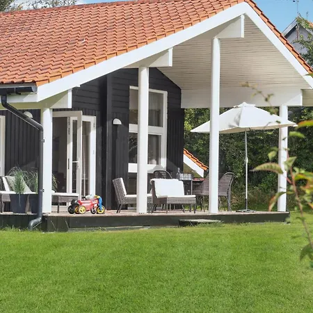 בית נופש Three-bedroom In Askeby